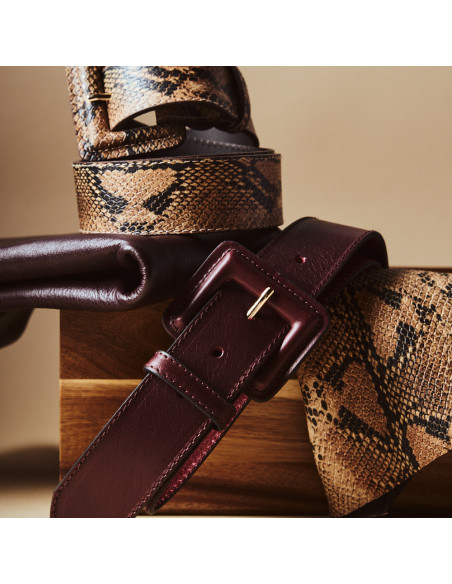 Women's wide belt in leather with lined buckle