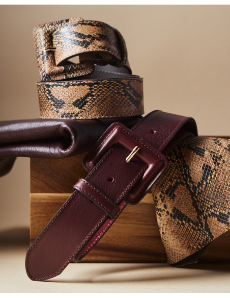 Women's wide belt in leather with lined buckle