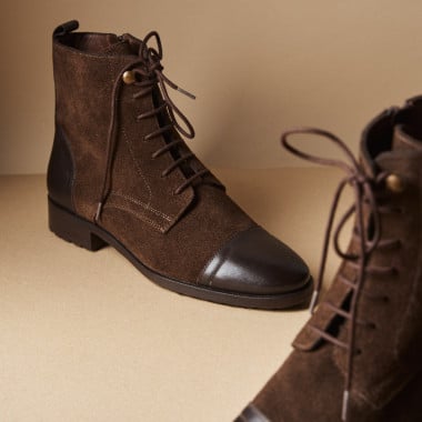 Bottine à lacets en cuir suédé couleur marron, en gros plan sur fond beige - MONPIEL 2