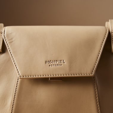Bolso de piel mujer tote bag paris en color beige colgado al hombro con vista frontal - MONPIEL 2