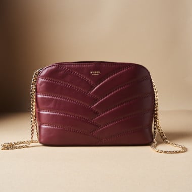 Gefütterte Ledertasche in Braun mit goldener Kette, neben Seifen - MONPIEL 2