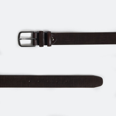 Cintura classica da uomo in pelle scamosciata color cuoio con vista frontale su sfondo bianco - MONPIEL 2