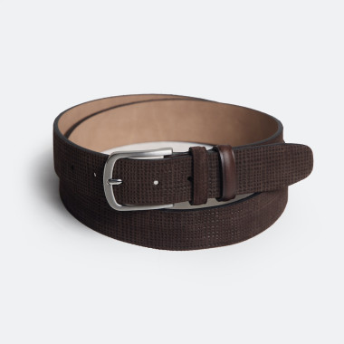 Cintura classica da uomo in pelle scamosciata color cuoio con vista frontale su sfondo bianco - MONPIEL 2