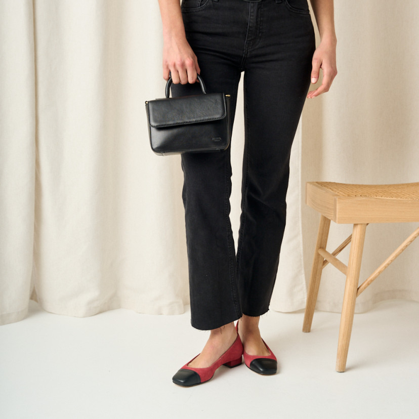 Zapato de mujer punta cuadrada de piel en color rosa ante con puntera negra, con bolso pequeño en la mano, plano medio - MONPIEL