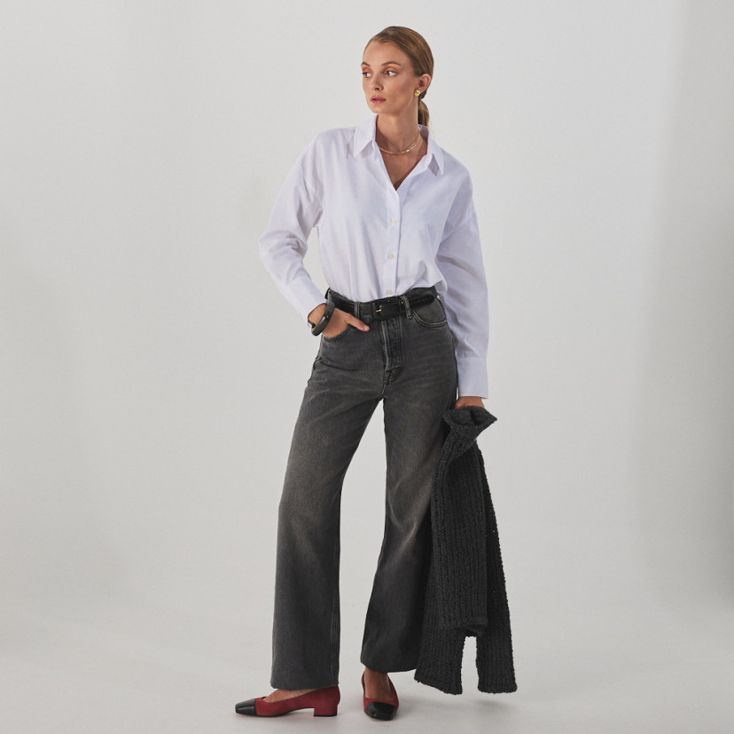 Chaussure pour femme à bout carré en cuir rose daim et bout noir, vue de profil et de face, plan général - MONPIEL