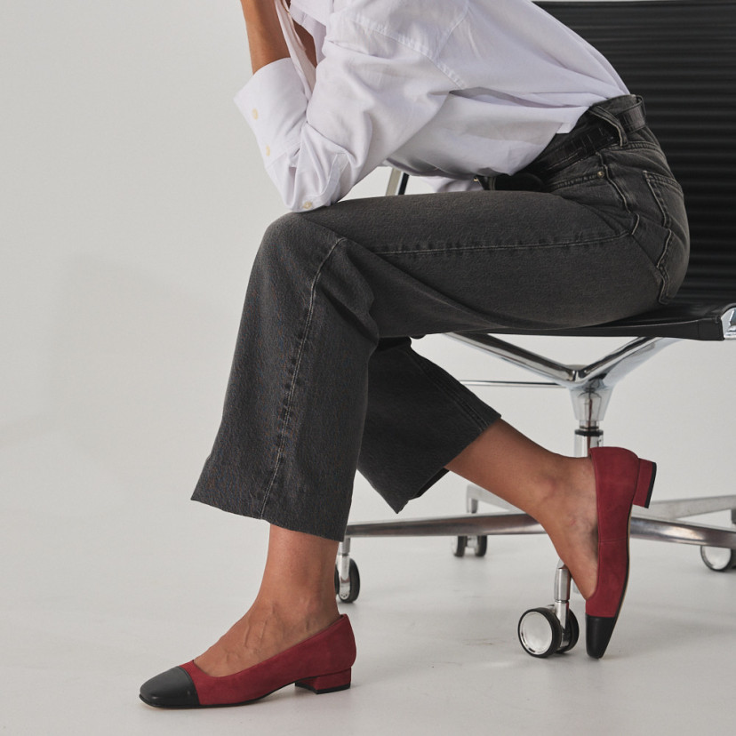 Scarpa da donna con punta quadrata in pelle rosa scamosciata e punta nera, primo piano del piede di profilo - MONPIEL