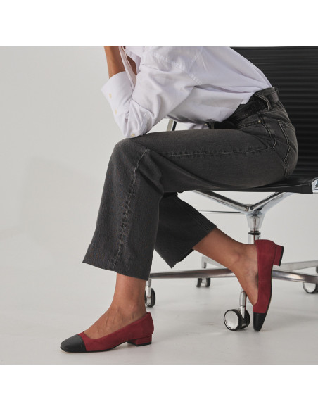 Chaussure pour femme à bout carré en cuir rose daim et bout noir, gros plan des pieds de profil - MONPIEL