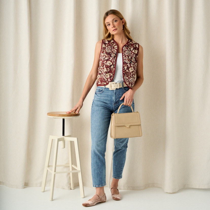 Carlota nude Samt-Mary-Janes, Gesamtansicht des stehenden Models mit einer Lederhandtasche - MONPIEL