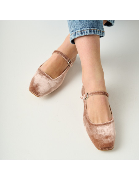 Carlota nude velvet Mary Janes, pés cruzados no chão, vista superior em close-up - MONPIEL