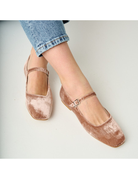 Carlota nude velvet Mary Janes, pés cruzados, vista superior em close-up - MONPIEL