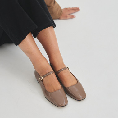 Nude velvet Carlota Mary Janes, crossed feet, top view close-up - MONPIEL 2