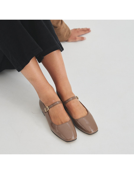 Mary Jane de tira Carlota em cor canela verniz, vista em perspectiva, close-up - MONPIEL