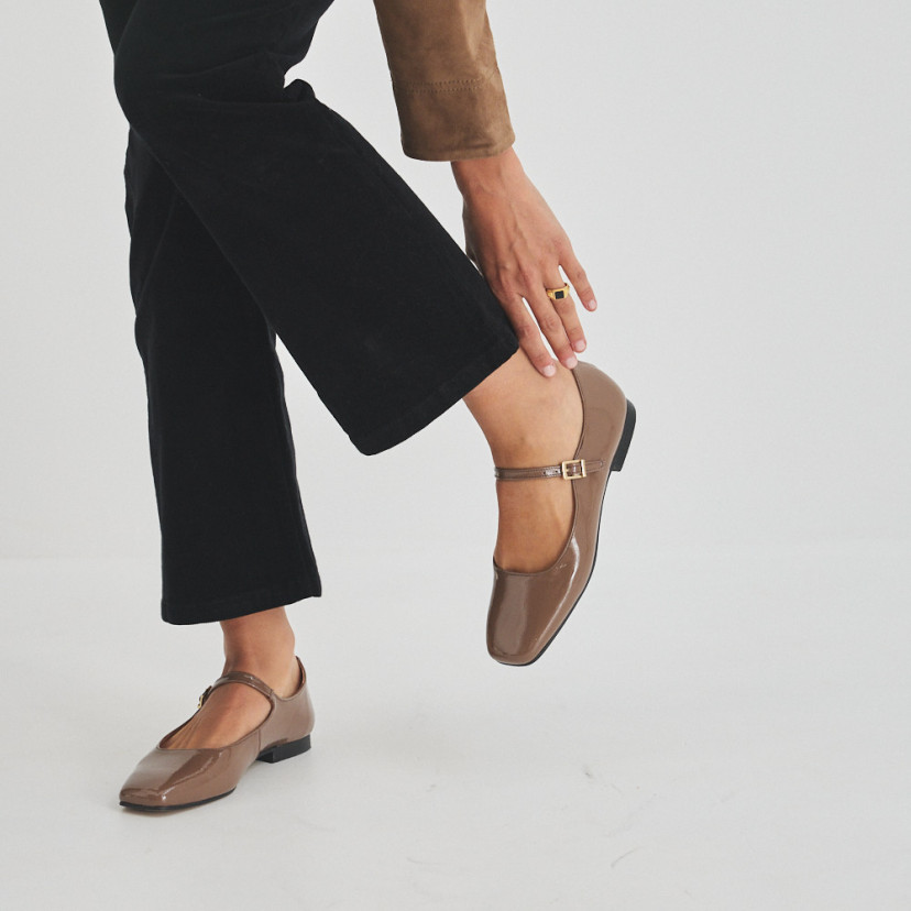 Cinnamon patent leather strap Mary Jane Carlota, perspective view, medium shot - MONPIEL