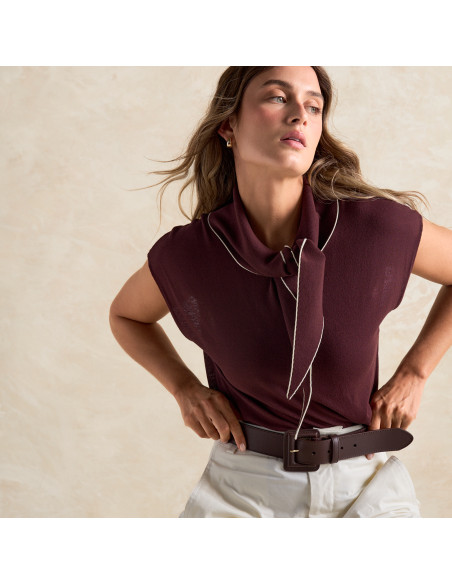 Wide women's leather belt with lined buckle