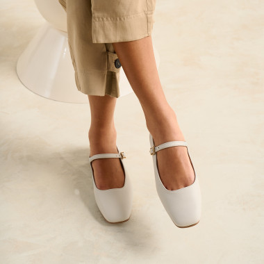 Carlota-Mary-Jane-Schuh mit Riemen in Schwarz, Profilansicht, vor einem Vase, Nahaufnahme - MONPIEL 2