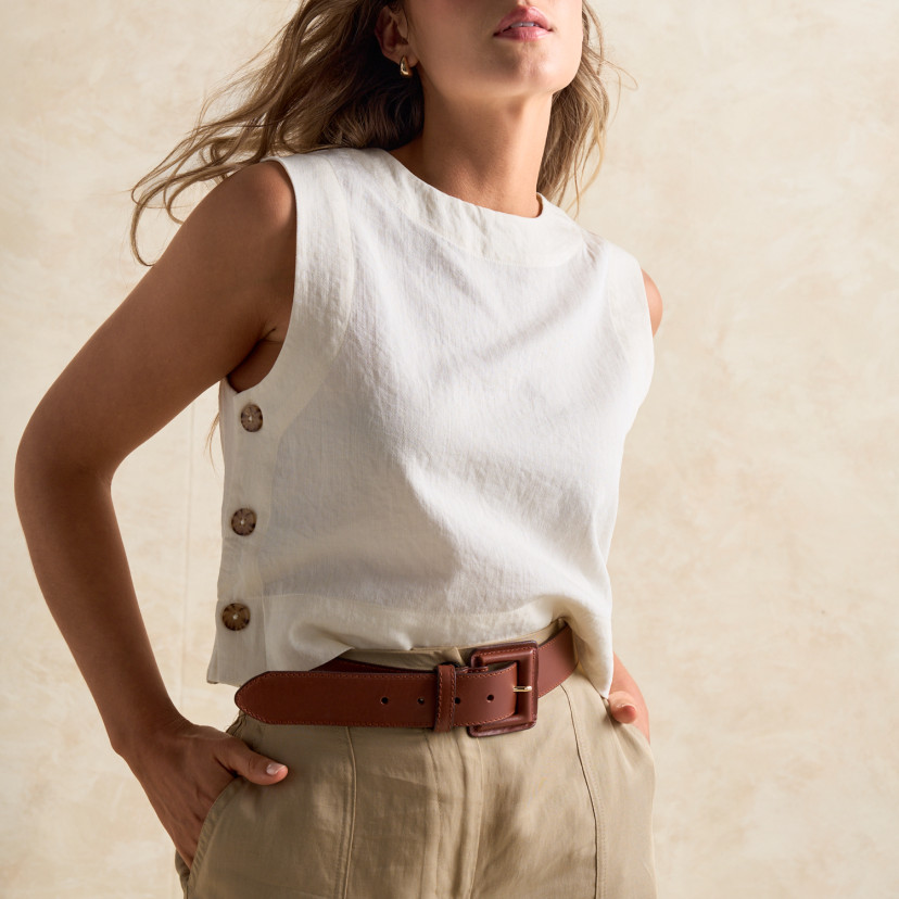 Women's wide belt in leather with lined buckle