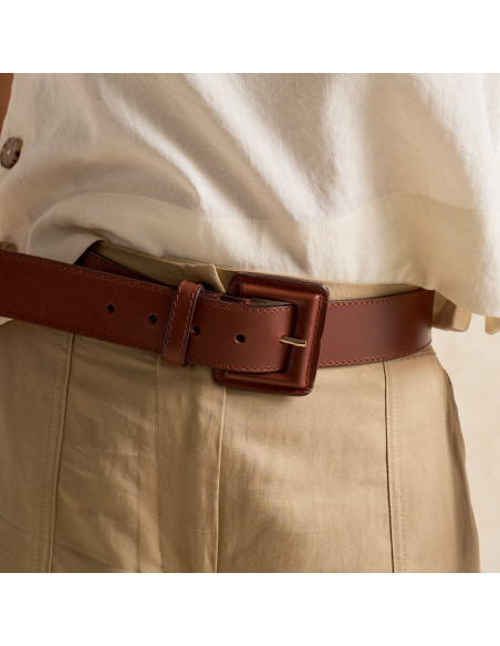 Women's wide belt in leather with lined buckle