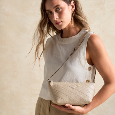 Kleine schwarze New York-Steppledertasche für Damen, Frontalansicht, an der Kette gehalten - MONPIEL 2