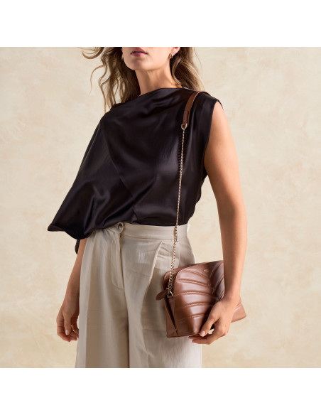 Gepolsterte Lederhandtasche mit Goldkette