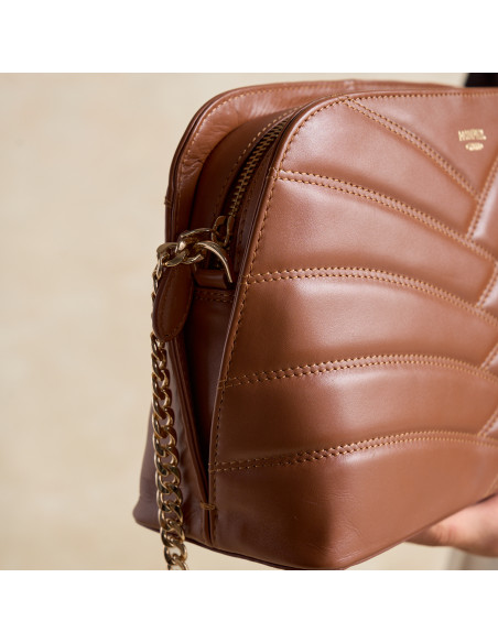 Gepolsterte Lederhandtasche mit Goldkette