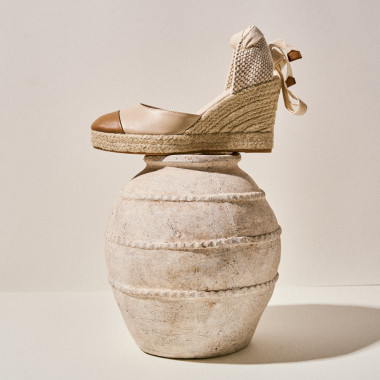 Keil-Espadrille Creta aus Leder in Bordeaux, Nahaufnahme mit Seitenansicht - MONPIEL 2