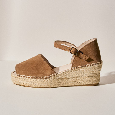 Menorca Espadrilles mit mittlerem Keilabsatz in der Farbe Nerz, Seitenansicht, Füße auf einem Teppich - MONPIEL 2
