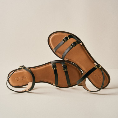 Amalfi buckle sandal in leather color with top view in close-up, crossed feet - MONPIEL 2