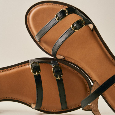Amalfi buckle sandal in leather color with top view in close-up, crossed feet - MONPIEL 2