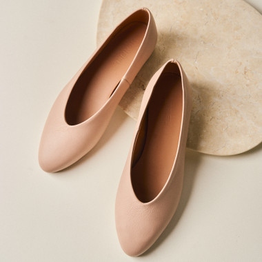 Scarpe Ballerine piatto Ameliè in colore rosa pallido appoggiate su un supporto in vista zenitale - MONPIEL