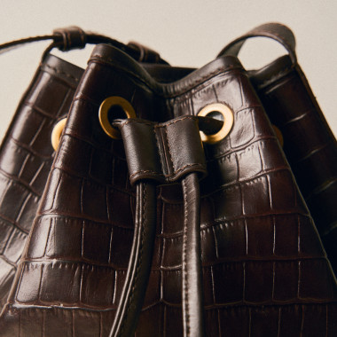 Sac seau type bourse en cuir couleur cuir, gros plan vue frontale - MONPIEL 2