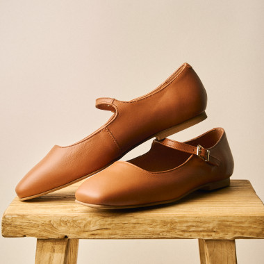 Carlota-Mary-Jane-Schuh mit Riemen in Schwarz, Profilansicht, vor einem Vase, Nahaufnahme - MONPIEL 2