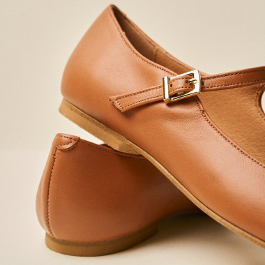 Carlota-Mary-Jane-Schuh mit Riemen in Schwarz, Profilansicht, vor einem Vase, Nahaufnahme - MONPIEL 2