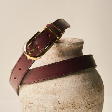 Tan leather belt with triple keeper, close-up detail of the buckle and keeper - MONPIEL 2