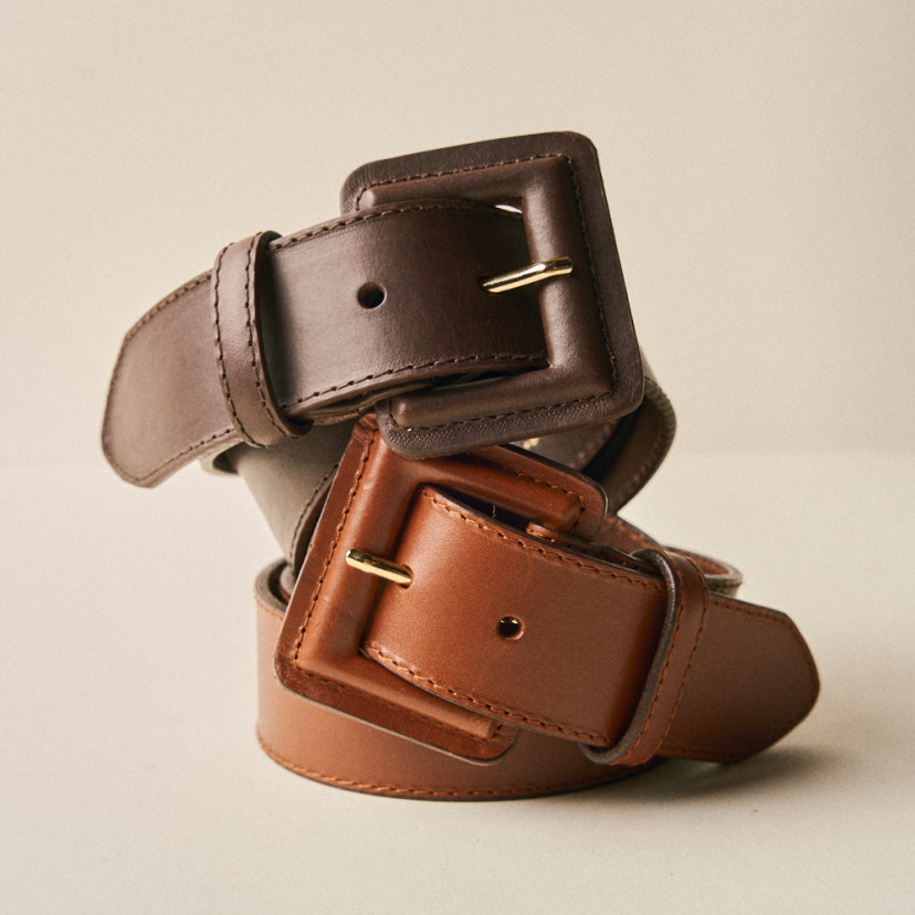 Women's wide belt in leather with lined buckle