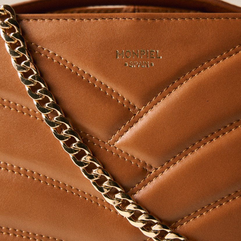 Gepolsterte Lederhandtasche mit Goldkette