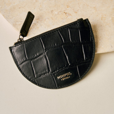 Half-moon leather coin purse in tan, held in hands with an outdoor background - MONPIEL 2