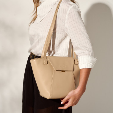 Bolsa tote em pele cor bege em primeiro plano, vista frontal sobre fundo bege - MONPIEL 2