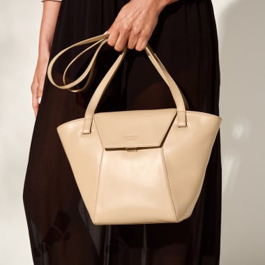 Beige leather tote bag, front close-up view on a beige background - MONPIEL 2