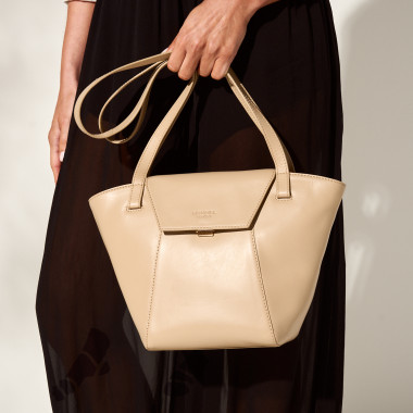 Beige leather tote bag, front close-up view on a beige background - MONPIEL 2