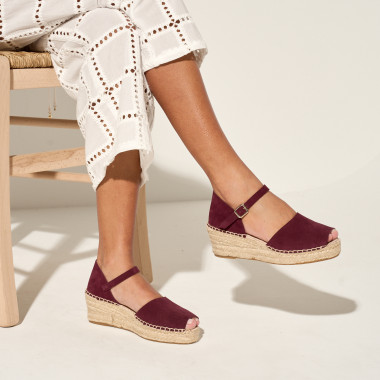 Medium-wedge Menorca espadrilles in mink color, profile view, feet on a rug - MONPIEL 2