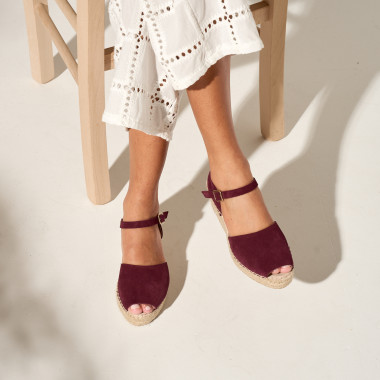 Medium-wedge Menorca espadrilles in mink color, profile view, feet on a rug - MONPIEL 2