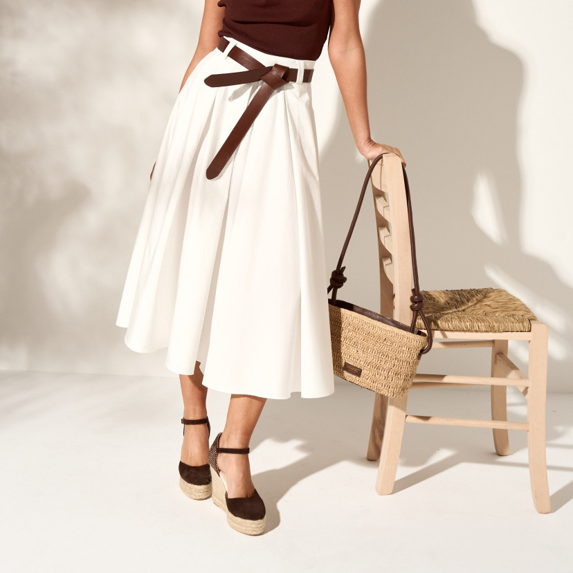 Kleine Raffia-Tasche mit Knoten