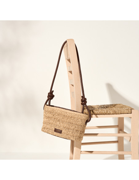 Kleine Raffia-Tasche mit Knoten