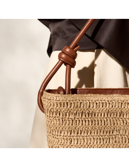 Kleine Raffia-Tasche mit Knoten