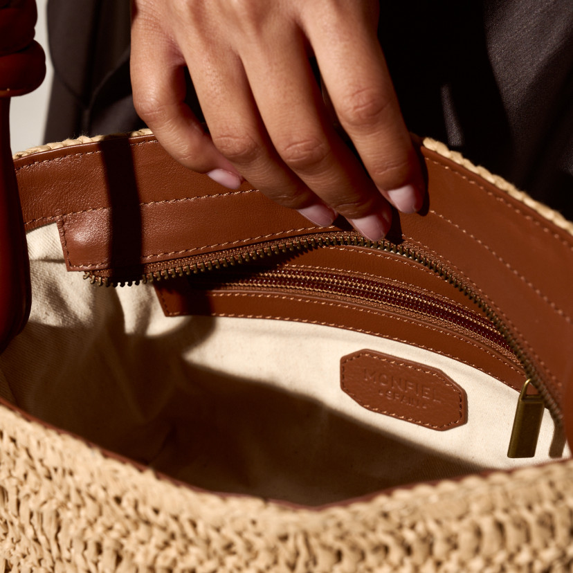 Kleine Raffia-Tasche mit Knoten