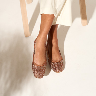 Ballerines en résille Cloe couleur bronze avec les pieds croisés, vue zénithale - MONPIEL