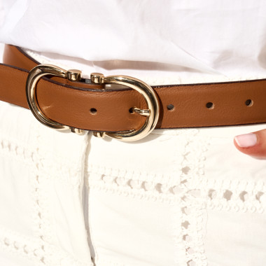 Ceinture en cuir pour femme avec double boucle en noir, gros plan sur la boucle - MONPIEL 2