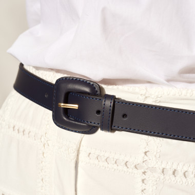 Ceinture avec boucle recouverte en cuir effet crocodile couleur sable sur un pantalon en cuir marron, modèle assis - MONPIEL 2
