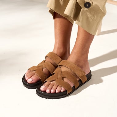 Black bio sandal Lucía with top view close-up - MONPIEL 2