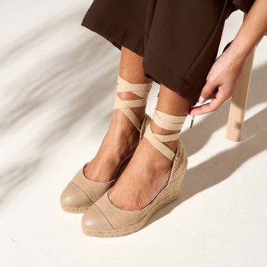 Burgundy leather wedge espadrille Creta in close-up with side view - MONPIEL 2